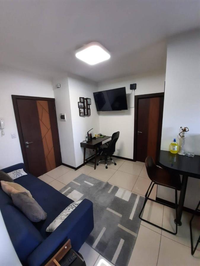 Hermoso Y Unico Apartamento Moderno, En Pleno Centro De Santa Cruz, Con Netflix Wi-Fi De 60 Mb, Estacionamiento Gratis Y Ac En Todos Los Ambientes 圣克鲁斯 外观 照片