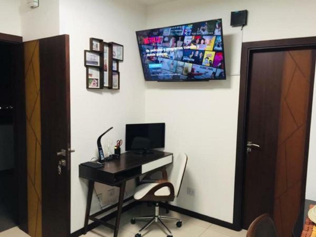 Hermoso Y Unico Apartamento Moderno, En Pleno Centro De Santa Cruz, Con Netflix Wi-Fi De 60 Mb, Estacionamiento Gratis Y Ac En Todos Los Ambientes 圣克鲁斯 外观 照片