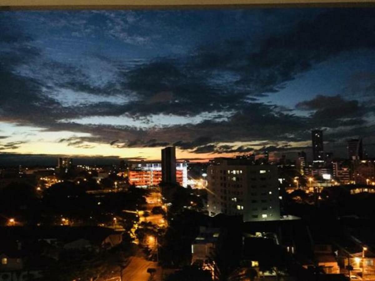 Hermoso Y Unico Apartamento Moderno, En Pleno Centro De Santa Cruz, Con Netflix Wi-Fi De 60 Mb, Estacionamiento Gratis Y Ac En Todos Los Ambientes 圣克鲁斯 外观 照片