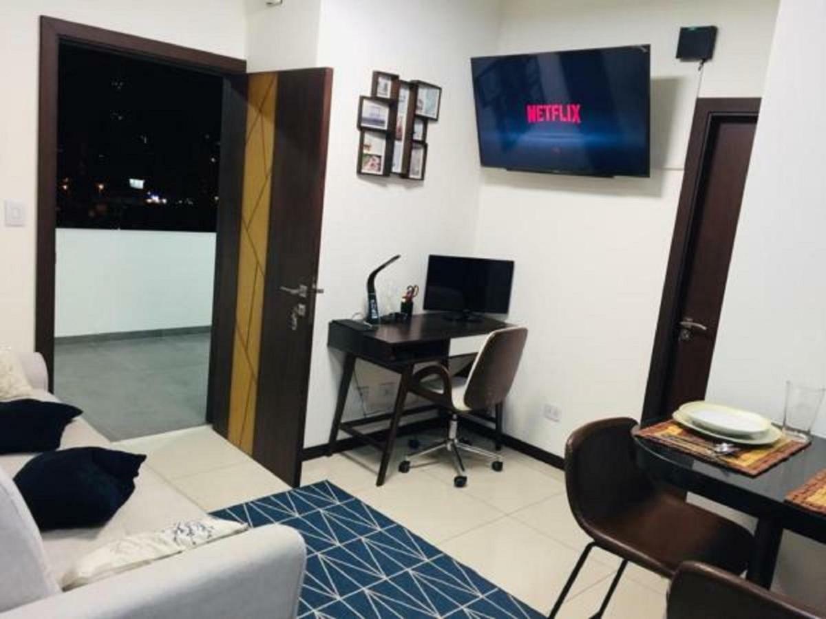 Hermoso Y Unico Apartamento Moderno, En Pleno Centro De Santa Cruz, Con Netflix Wi-Fi De 60 Mb, Estacionamiento Gratis Y Ac En Todos Los Ambientes 圣克鲁斯 外观 照片