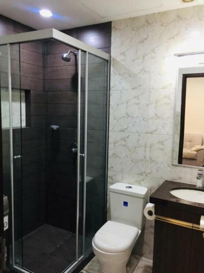 Hermoso Y Unico Apartamento Moderno, En Pleno Centro De Santa Cruz, Con Netflix Wi-Fi De 60 Mb, Estacionamiento Gratis Y Ac En Todos Los Ambientes 圣克鲁斯 外观 照片